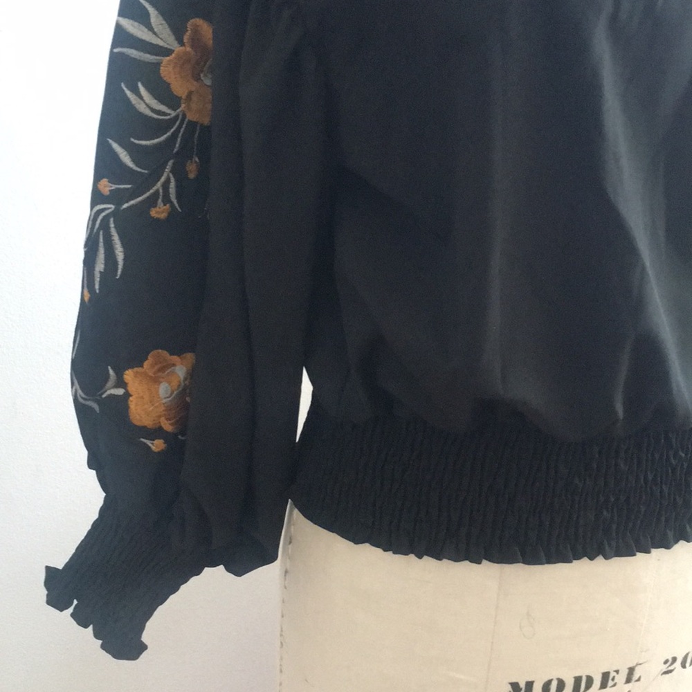 Top black with gathers and floral sleeves